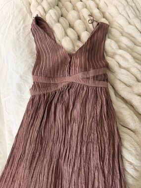 ASTR the Label Tesni Mauve Crinkled V-Neck Maxi Dress